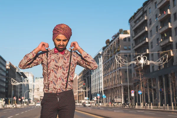 Indiano bello uomo in posa in un contesto urbano — Foto Stock