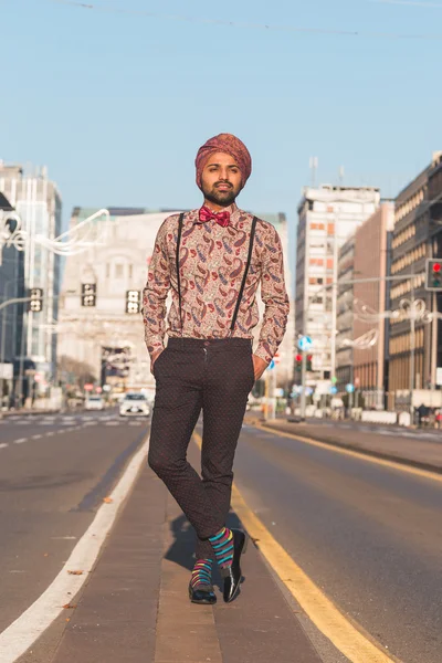 Indiano bello uomo in posa in un contesto urbano — Foto Stock