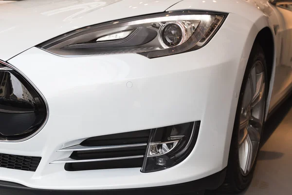 Detalhe do carro Tesla Model S em Milão, Itália — Fotografia de Stock