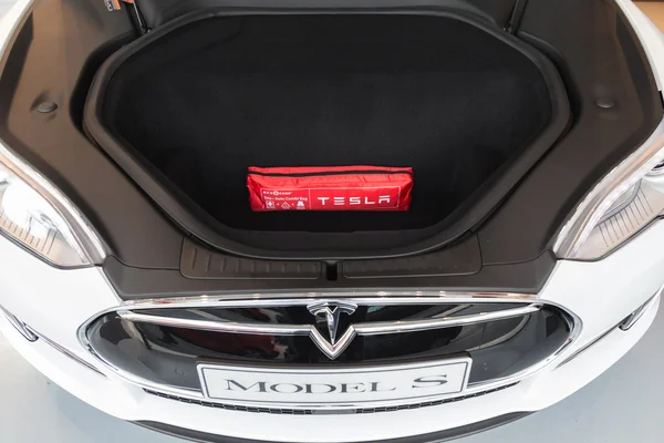 Ayrıntı Tesla Model S Araba, Milano, İtalya — Stok fotoğraf