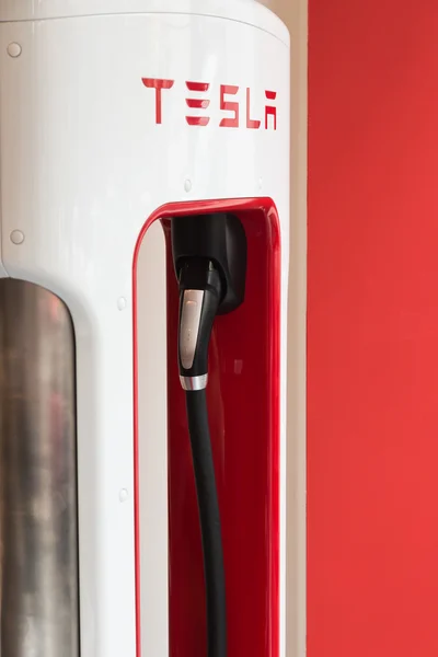 Ayrıntı Tesla fast-chargeing supercharger istasyonunun Milan ' ı — Stok fotoğraf