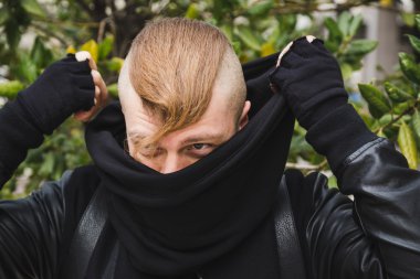 Sokağın ortasında poz şık sakallı adam