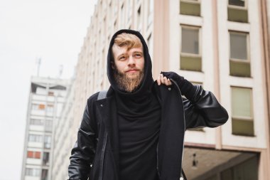 Sokağın ortasında poz şık sakallı adam