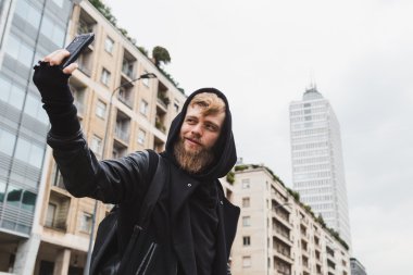 Bir selfie alarak şık sakallı adam