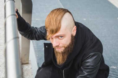 Sokağın ortasında poz şık sakallı adam