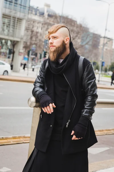 Elegante uomo barbuto in posa per strada — Foto Stock