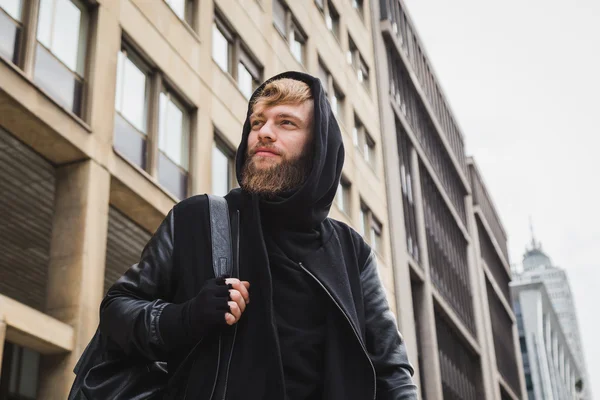 Homme barbu élégant posant dans la rue — Photo