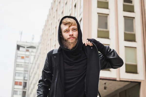 Homme barbu élégant posant dans la rue — Photo