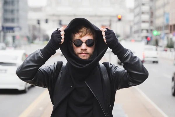 Homme barbu élégant posant dans la rue — Photo