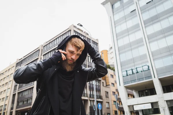 Stijlvolle bebaarde man praten over telefoon — Stockfoto