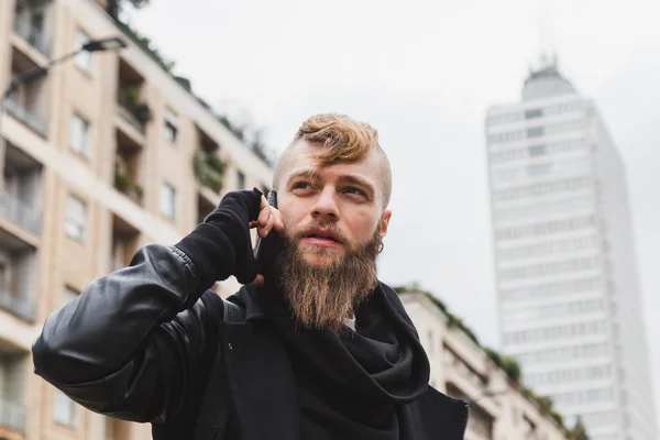 Стильный бородатый мужчина разговаривает по телефону — стоковое фото