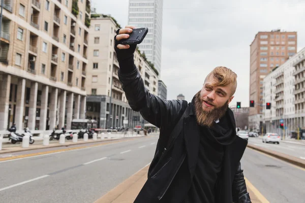 Stylish bearded man taking a selfie — Stock Photo, Image