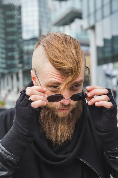 Elegante hombre barbudo posando en la calle — Foto de Stock