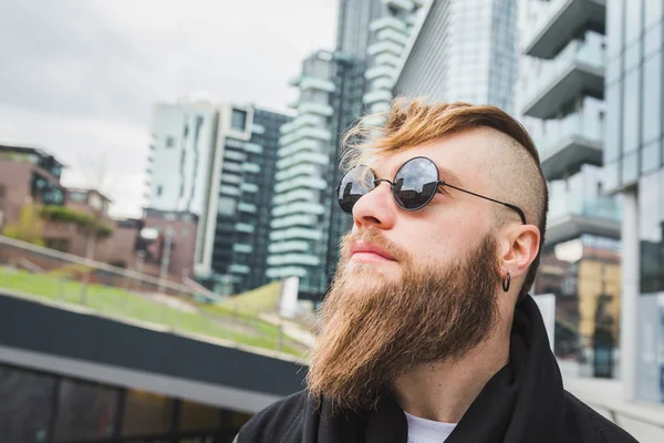 Homme barbu élégant posant dans la rue — Photo