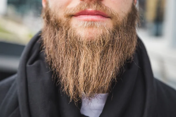 Detalle de la barba de un hombre posando en la calle — Foto de Stock