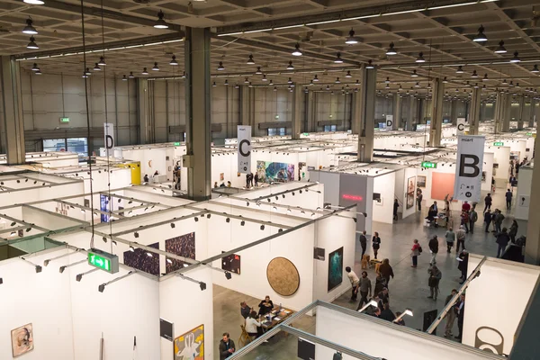 Vista dall'alto di persone e stand al MiArt 2016 di Milano — Foto Stock