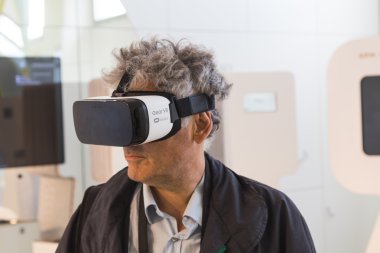 Sanal gerçeklik kulaklık atfuorisalone Milano, Ital giyen adam