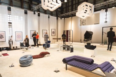 İnsanlar Ventura Lambrate Milan, İtalya, Fuorisalone ziyaret