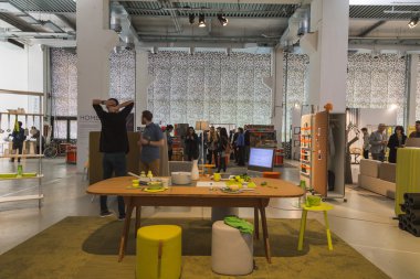 İnsanlar Ventura Lambrate Milan, İtalya, Fuorisalone ziyaret