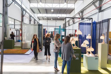 İnsanlar Ventura Lambrate Milan, İtalya, Fuorisalone ziyaret