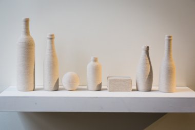 Milano, İtalya'da Fuorisalone 2016'da sergilenen şişeler