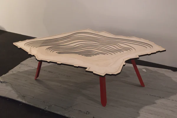 Малый стол на выставке Fuorisalone 2016 в Милане, Италия — стоковое фото