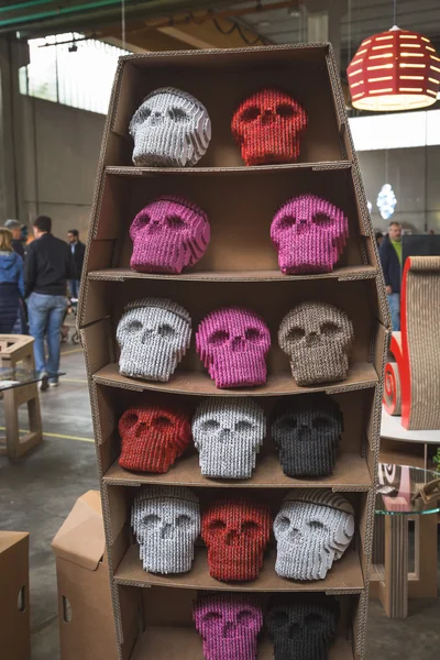 Calaveras de cartón en dispalía en Fuorisalone 2016 en Milán, Italia —  Fotos de Stock