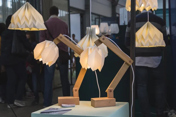 Lampy na displeji v Fuorisalone 2016 v Miláně, Itálie — Stock fotografie