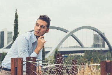 Yakışıklı delikanlı bir kentsel bağlamda poz