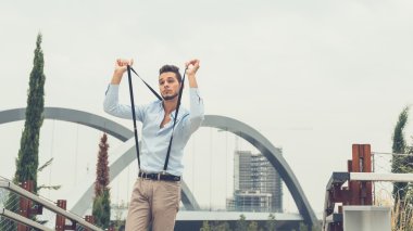 Yakışıklı delikanlı bir kentsel bağlamda poz