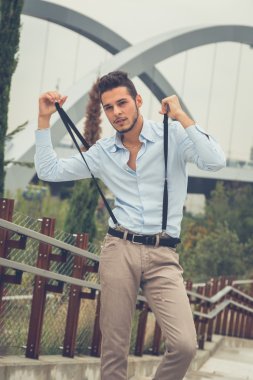 Yakışıklı delikanlı bir kentsel bağlamda poz