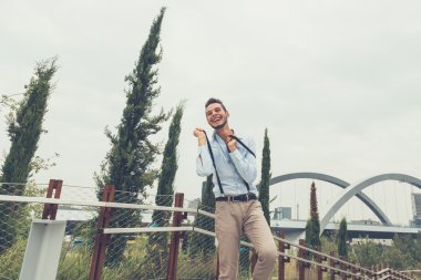 Yakışıklı delikanlı bir kentsel bağlamda poz