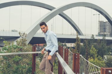 Yakışıklı delikanlı bir kentsel bağlamda poz