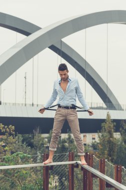 Yakışıklı delikanlı bir kentsel bağlamda poz