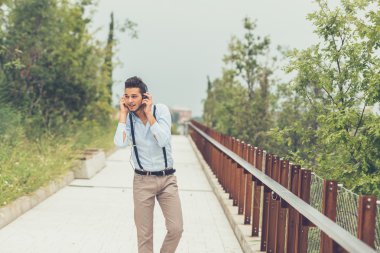Yakışıklı delikanlı bir kentsel bağlamda müzik dinlemek