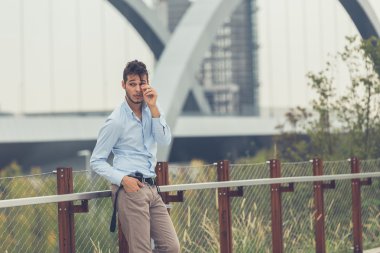 Yakışıklı delikanlı bir kentsel bağlamda poz