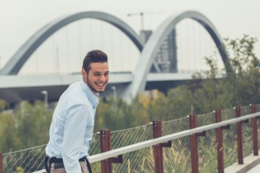 Yakışıklı delikanlı bir kentsel bağlamda poz