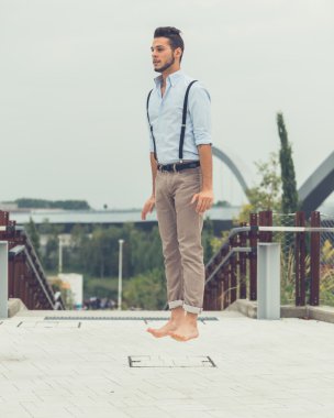 Yakışıklı delikanlı bir kentsel bağlamda poz