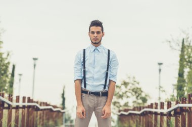 Yakışıklı delikanlı bir kentsel bağlamda poz