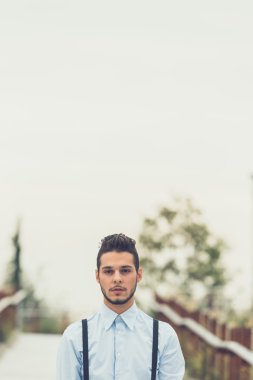 Yakışıklı delikanlı bir kentsel bağlamda poz
