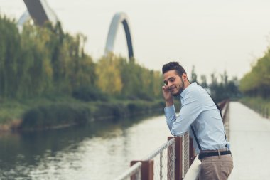 Yakışıklı delikanlı bir kentsel bağlamda poz