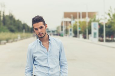 Yakışıklı delikanlı bir kentsel bağlamda poz