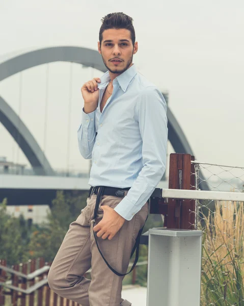 Junger schöner Mann posiert im urbanen Kontext — Stockfoto