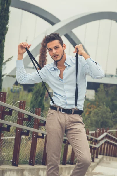 Yakışıklı delikanlı bir kentsel bağlamda poz
