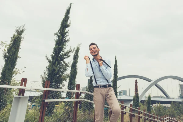 Yakışıklı delikanlı bir kentsel bağlamda poz