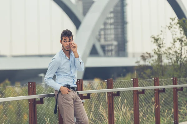 Yakışıklı delikanlı bir kentsel bağlamda poz