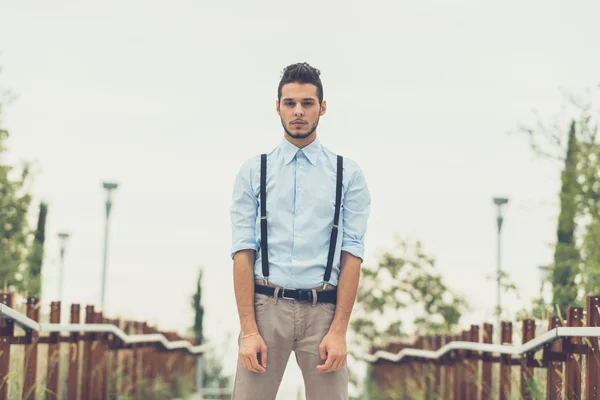 Joven hombre guapo posando en un contexto urbano —  Fotos de Stock