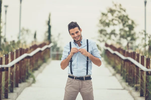 Jovem bonitão posando em um contexto urbano — Fotografia de Stock