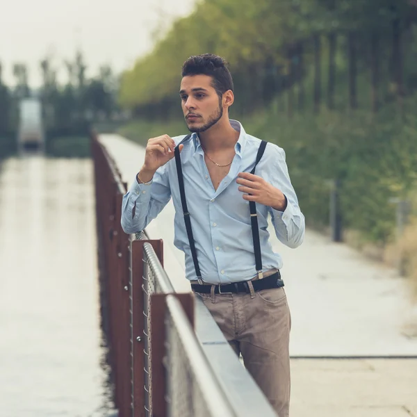 Joven hombre guapo posando en un contexto urbano —  Fotos de Stock