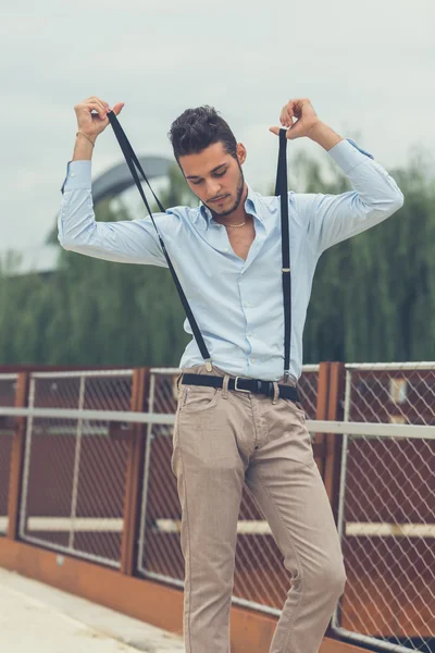 Junger schöner Mann posiert im urbanen Kontext — Stockfoto